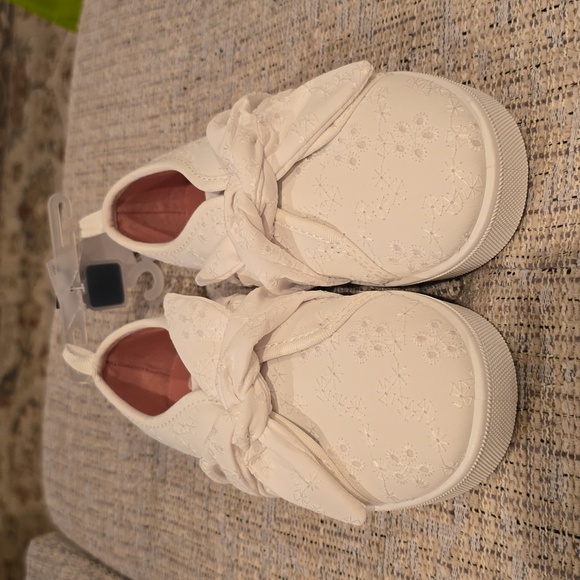 OSHKOSH BRAND TODDLER GIRLS WHITE SLIP-ON EYELET SNEAKERS SIZE 11 - Picture 1 of 15